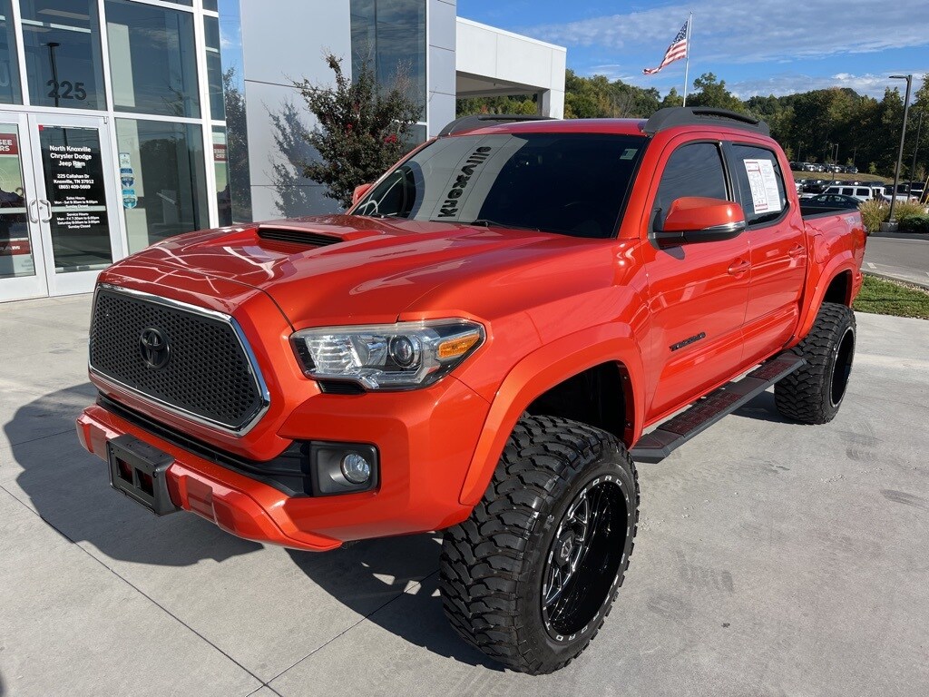 Used 2017 Toyota Tacoma TRD Sport with VIN 5TFCZ5AN2HX091284 for sale in Knoxville, TN