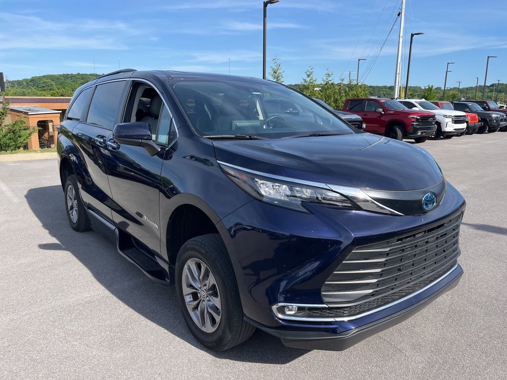Used 2024 Toyota Sienna XLE Minivan/Van