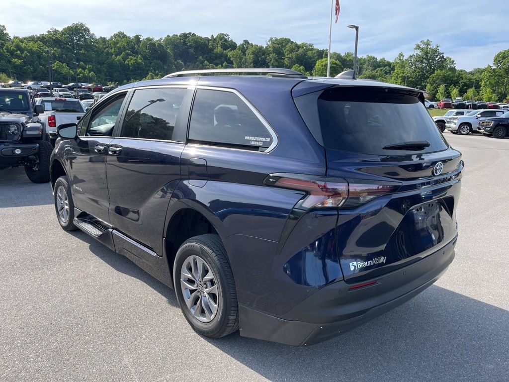 Used 2024 Toyota Sienna XLE Minivan/Van