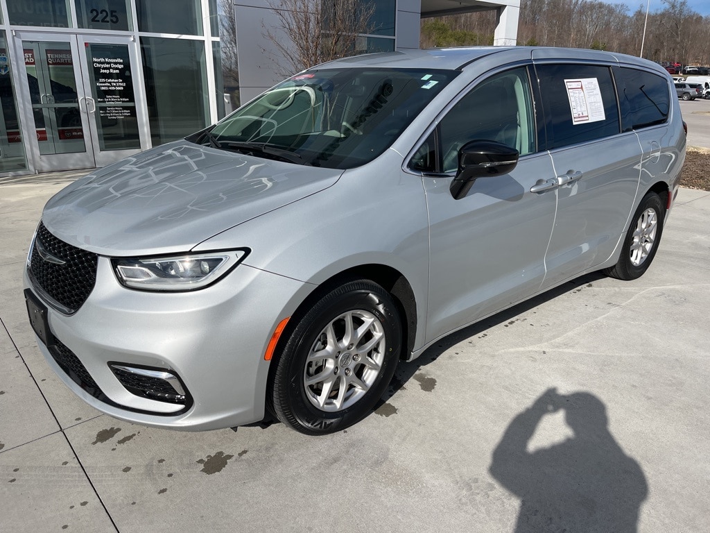 2024 Chrysler Pacifica Touring L's photo