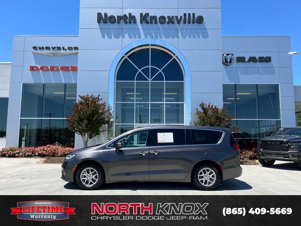 Used 2023 Chrysler Pacifica Touring L Minivan/Van