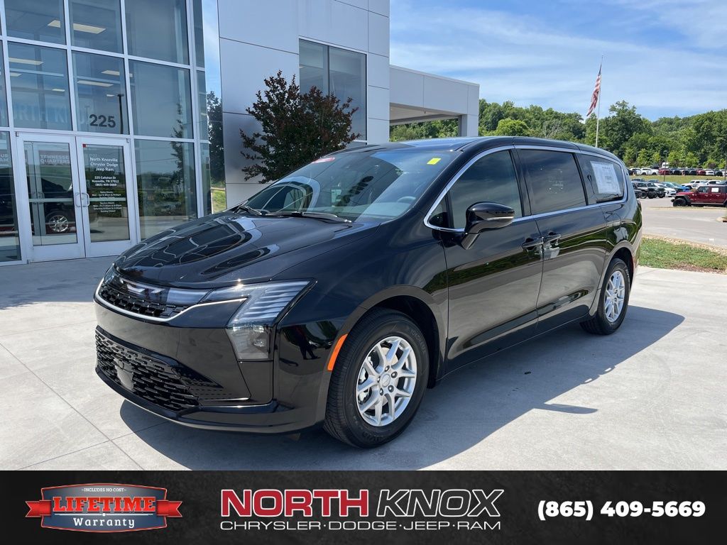 2027 Chrysler Pacifica Select's photo