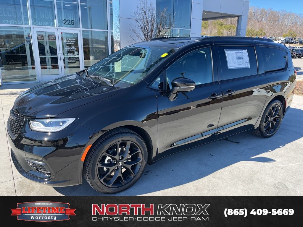 2026 Chrysler Pacifica Select's photo