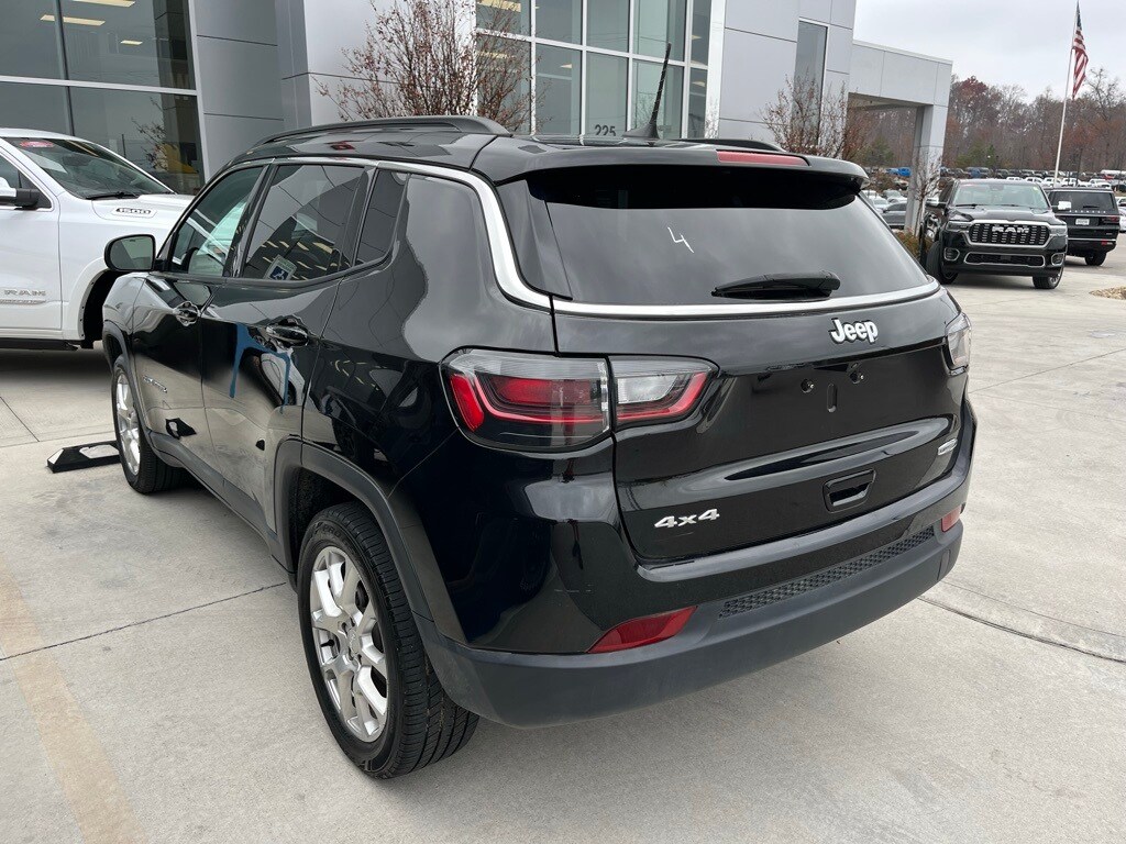 2023 Jeep Compass Latitude Lux photo 3