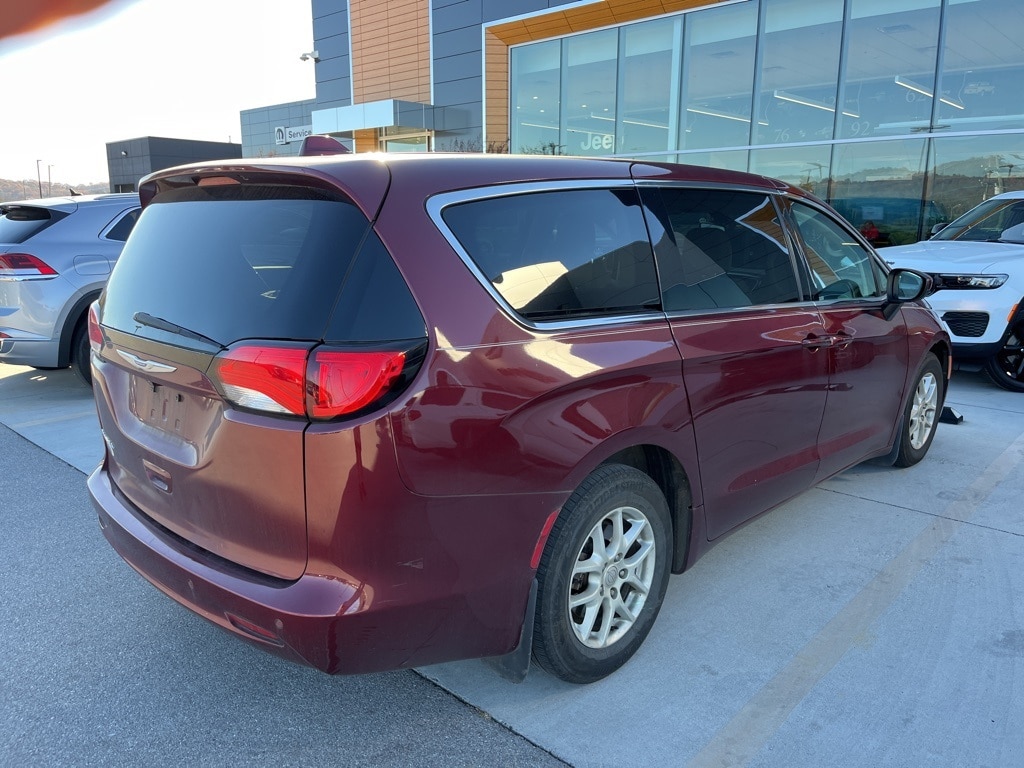 Used 2017 Chrysler Pacifica Touring Minivan/Van