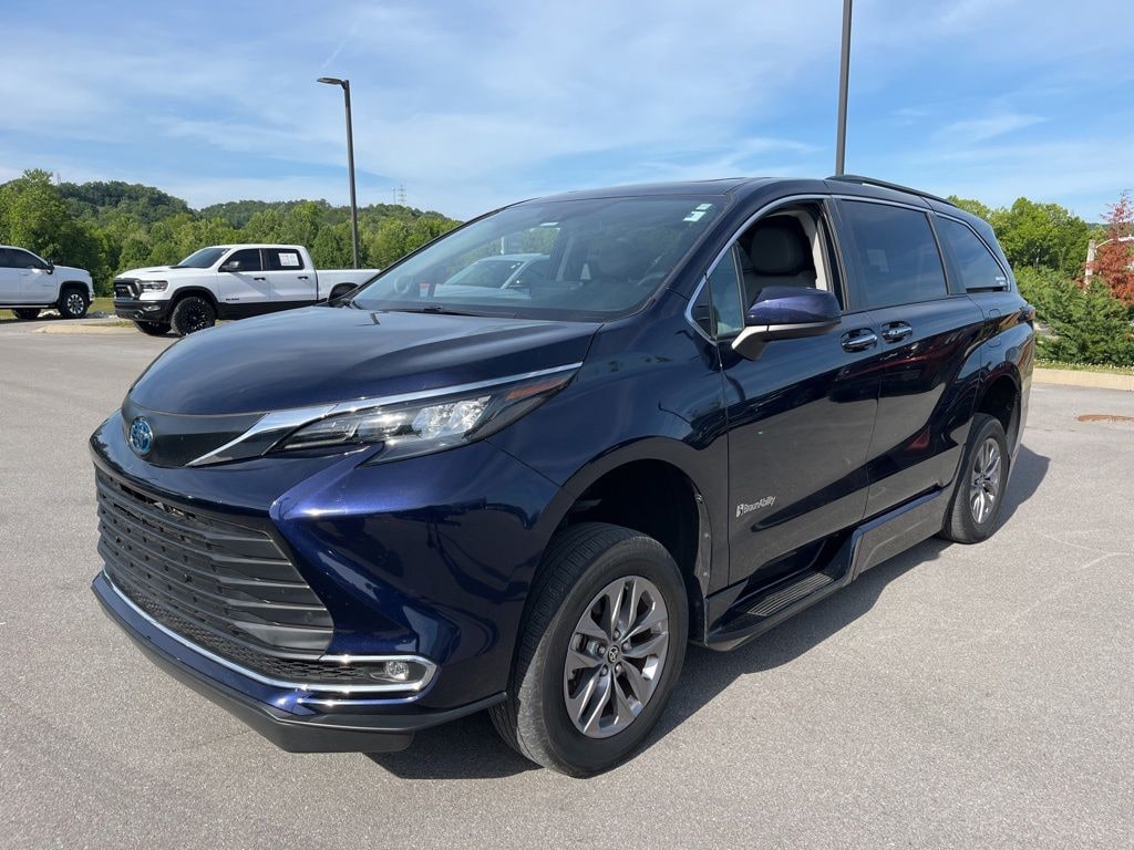 Used 2024 Toyota Sienna XLE Minivan/Van