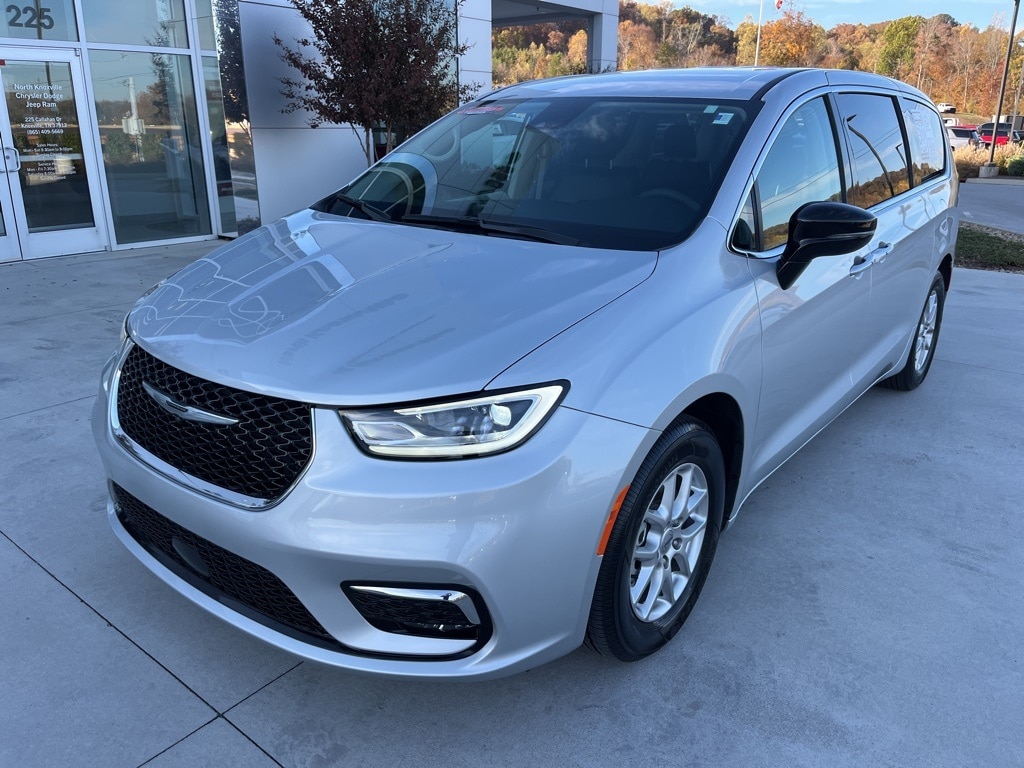 Used 2024 Chrysler Pacifica Touring L Minivan/Van