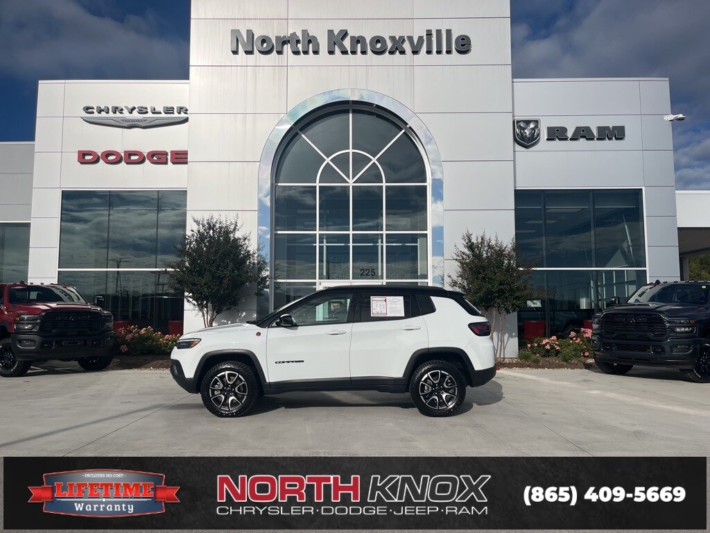 2025 Jeep Compass Trailhawk photo 2