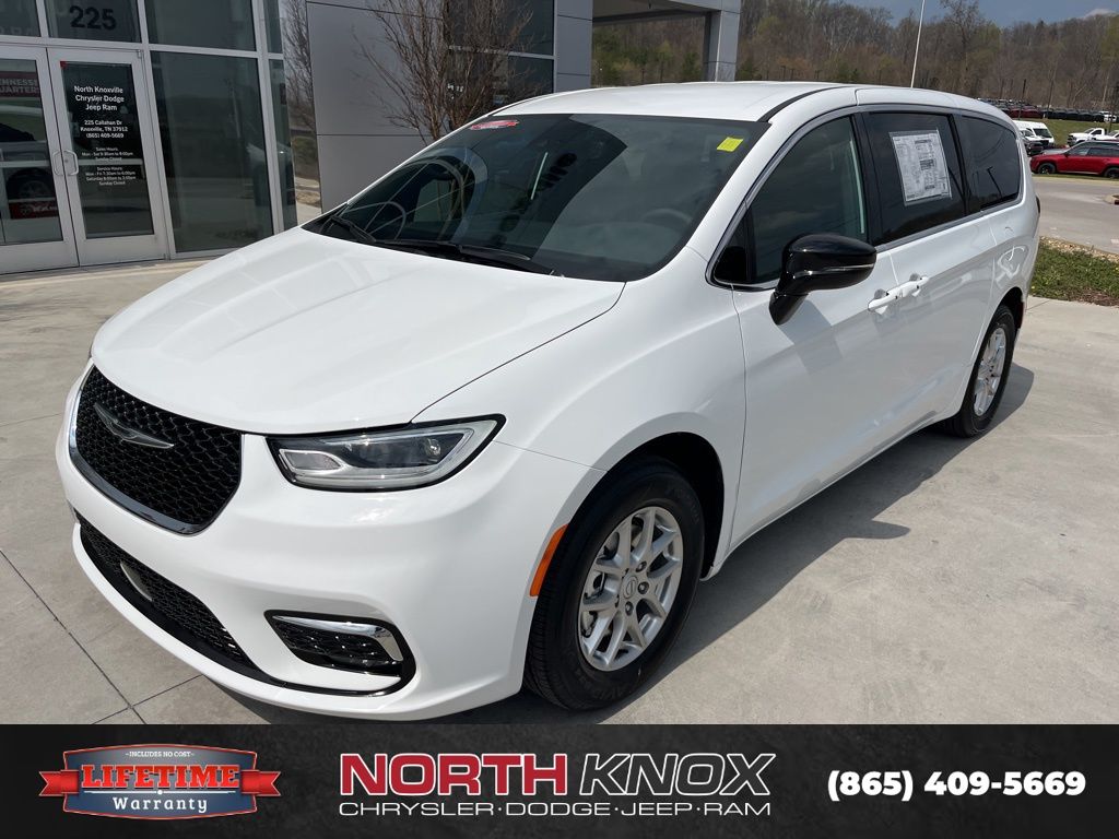 2026 Chrysler Pacifica Select's photo