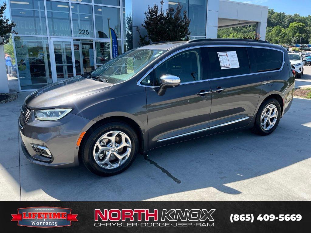 2022 Chrysler Pacifica Limited's photo