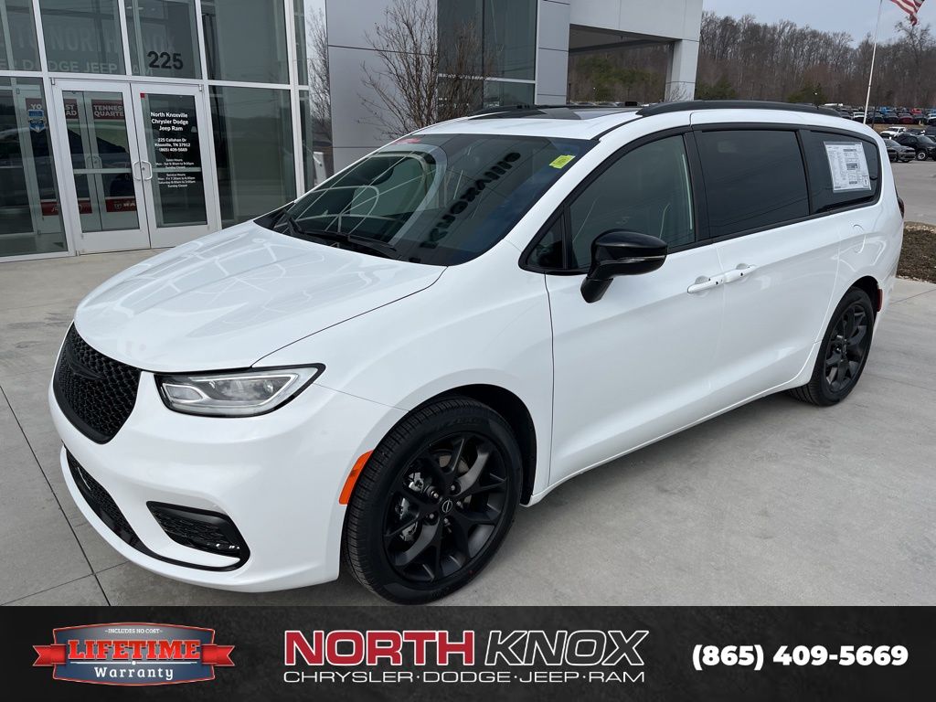 2026 Chrysler Pacifica Limited's photo