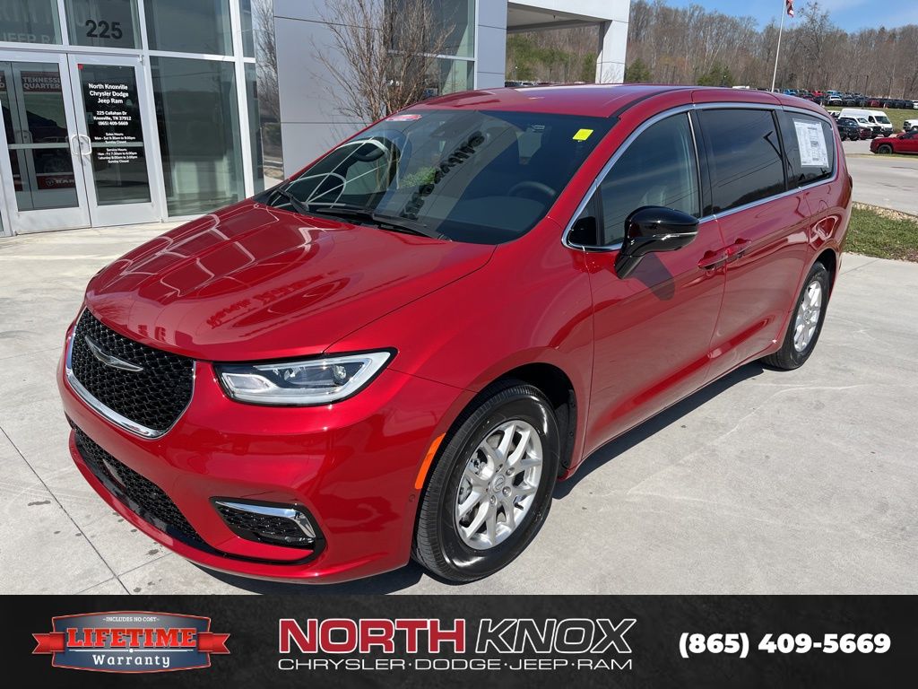 2026 Chrysler Pacifica Select's photo