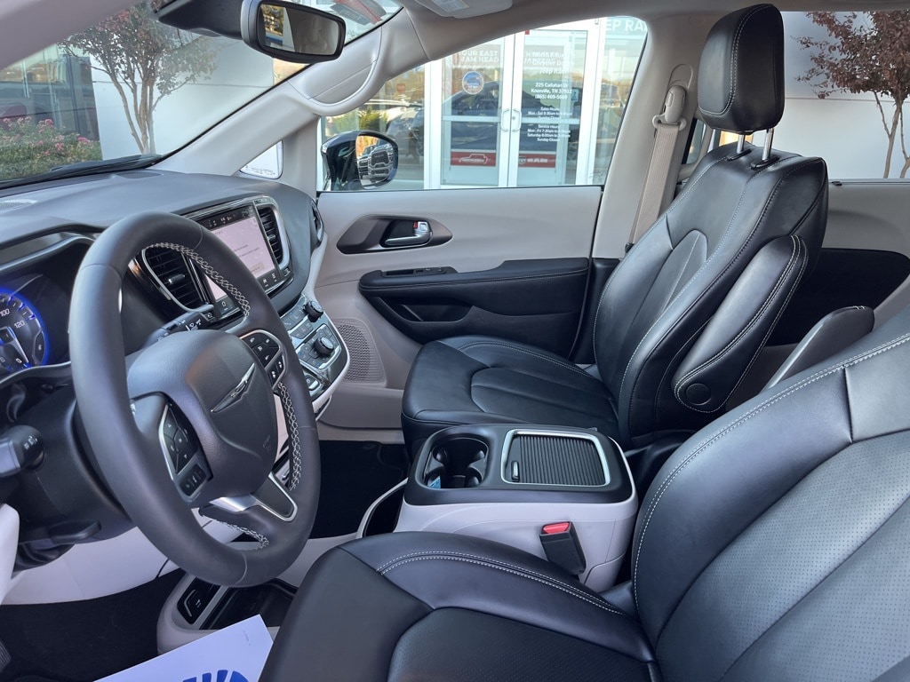 Used 2024 Chrysler Pacifica Touring L Minivan/Van