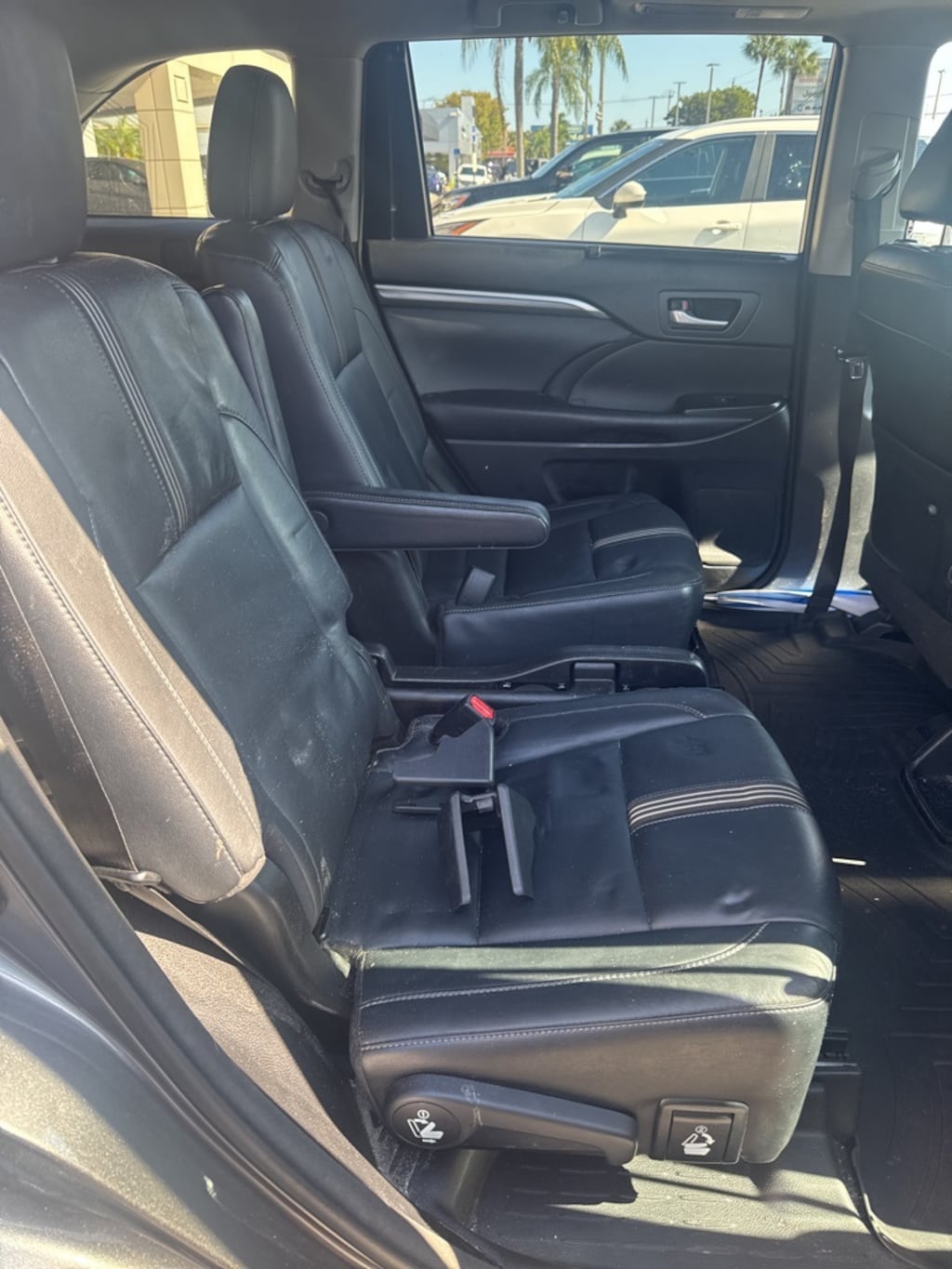 Used 2017 Toyota Highlander SE SUV