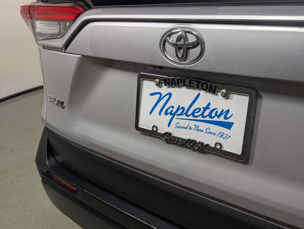 2025 Toyota RAV4 XLE - Photo 9