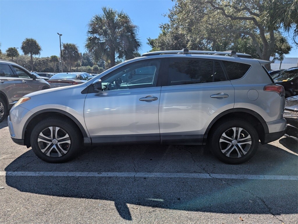 2016 Toyota RAV4 LE photo 3