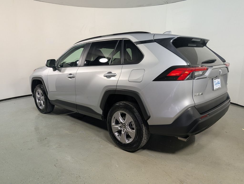 2025 Toyota RAV4 XLE - Photo 6