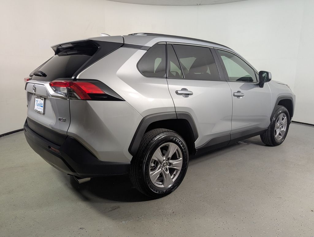 2025 Toyota RAV4 XLE - Photo 8