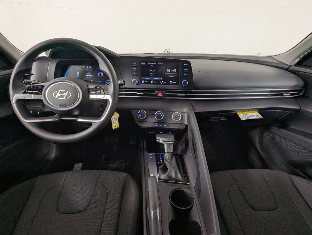 2025 Hyundai Elantra SE - Photo 17
