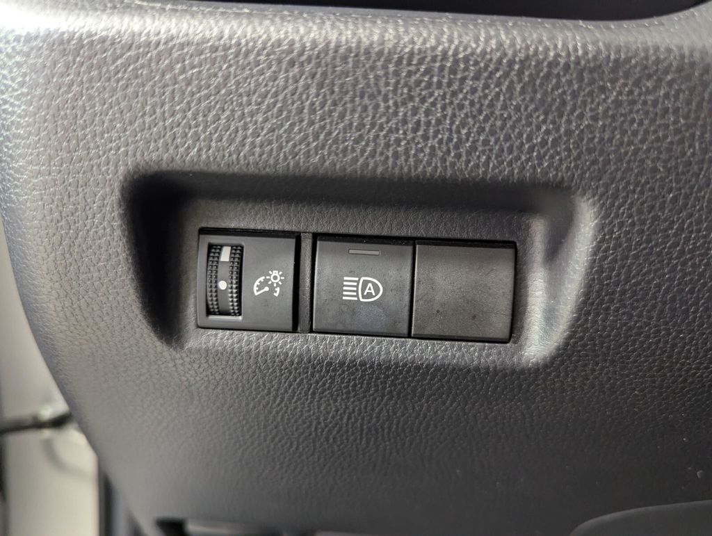 2025 Toyota RAV4 XLE - Photo 15