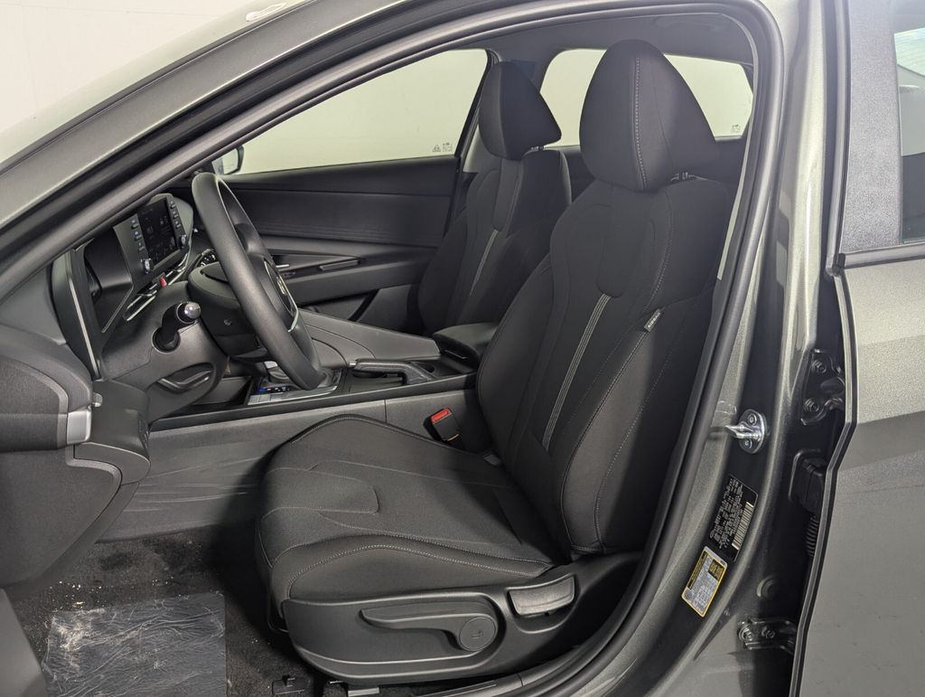 2025 Hyundai Elantra SE - Photo 14