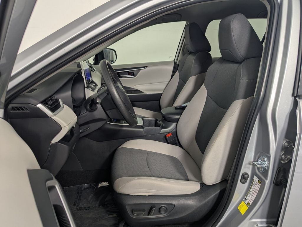 2025 Toyota RAV4 XLE - Photo 14