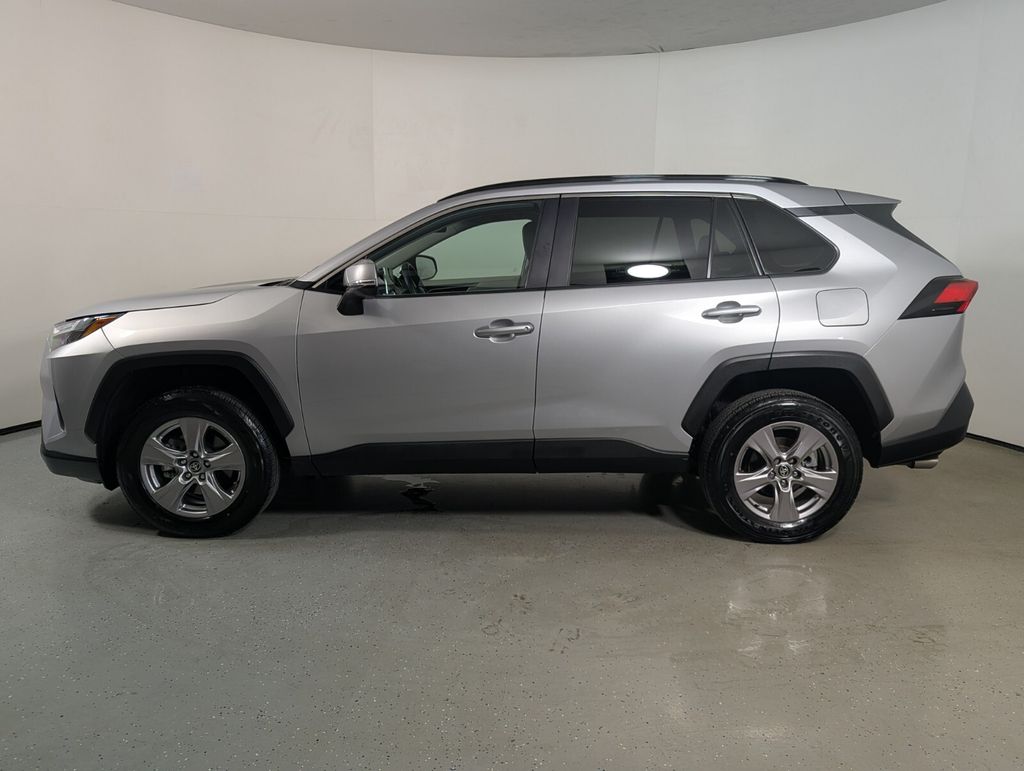 2025 Toyota RAV4 XLE - Photo 4