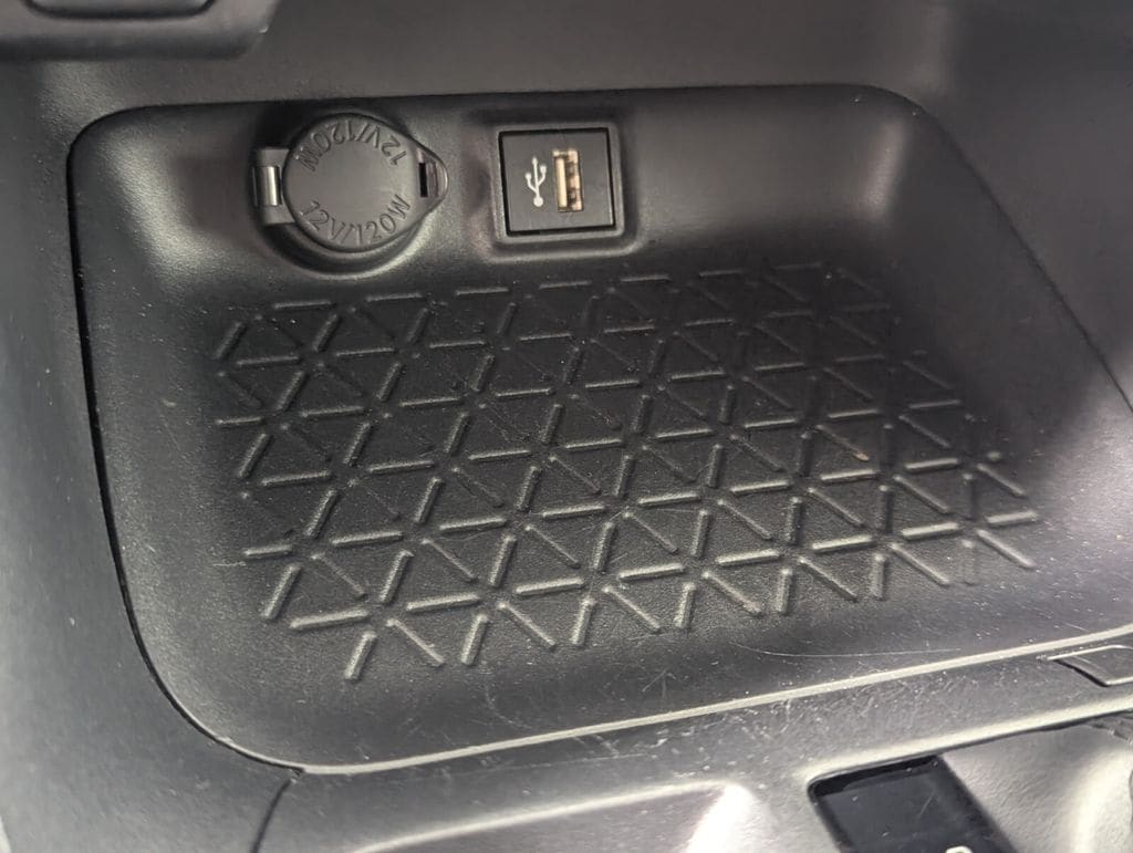 2025 Toyota RAV4 XLE - Photo 22