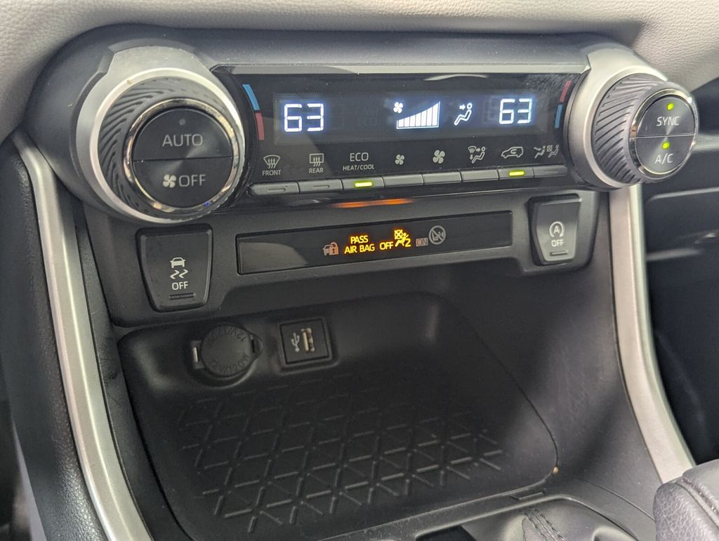 2025 Toyota RAV4 XLE - Photo 21