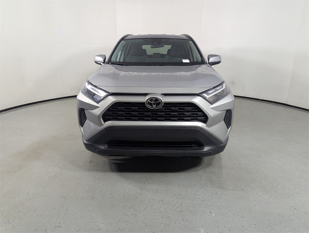 2022 Toyota RAV4 XLE photo 2