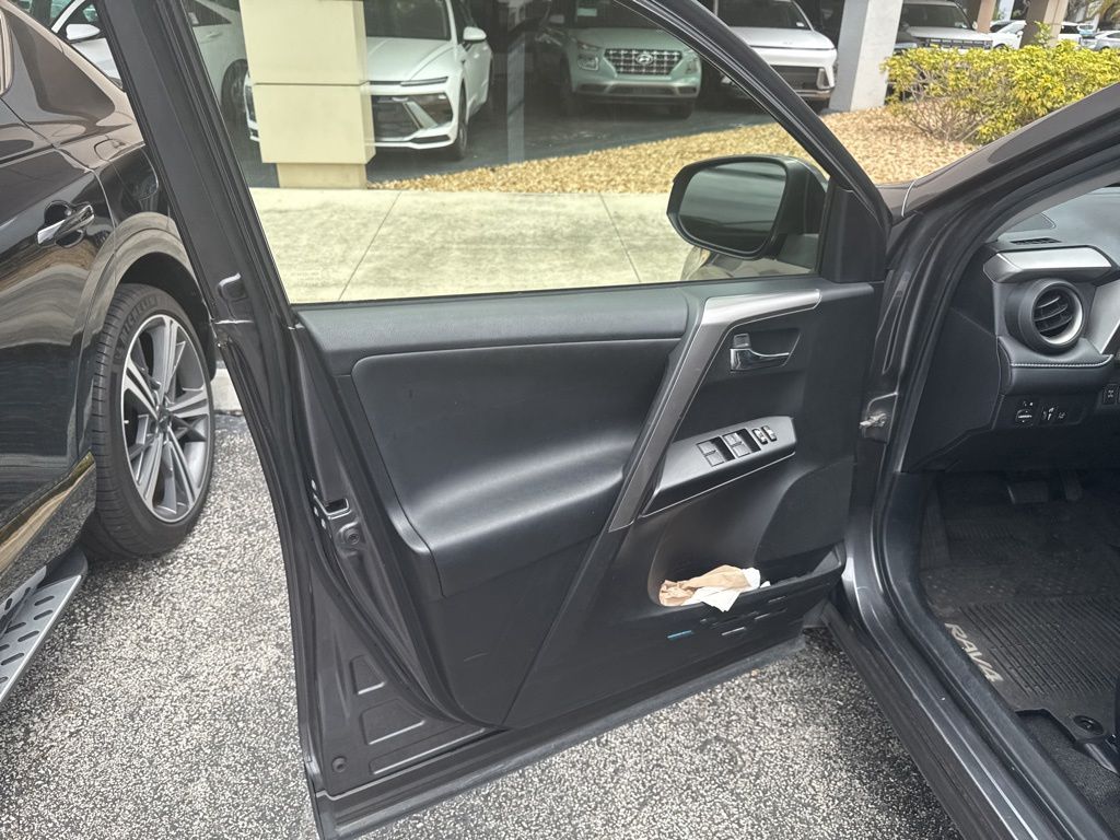 2016 Toyota RAV4 XLE - Photo 15