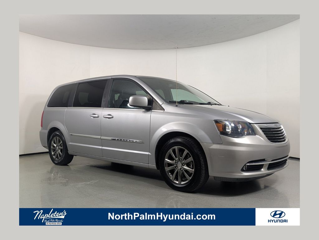 2015 Chrysler Town & Country S's photo