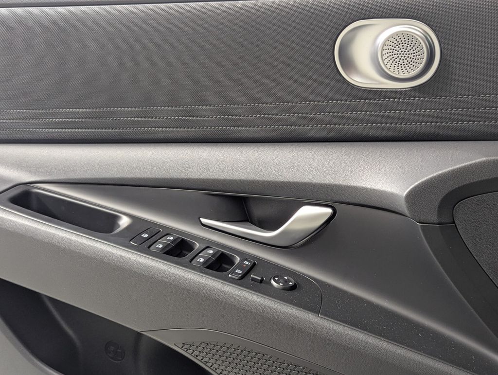 2025 Hyundai Elantra SE - Photo 16