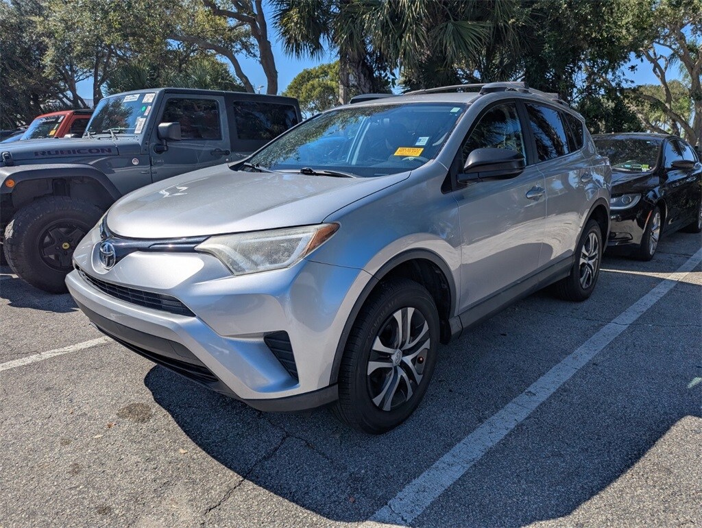 2016 Toyota RAV4 LE photo 2