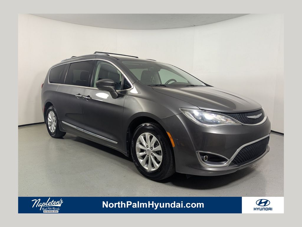 2018 Chrysler Pacifica Touring L's photo