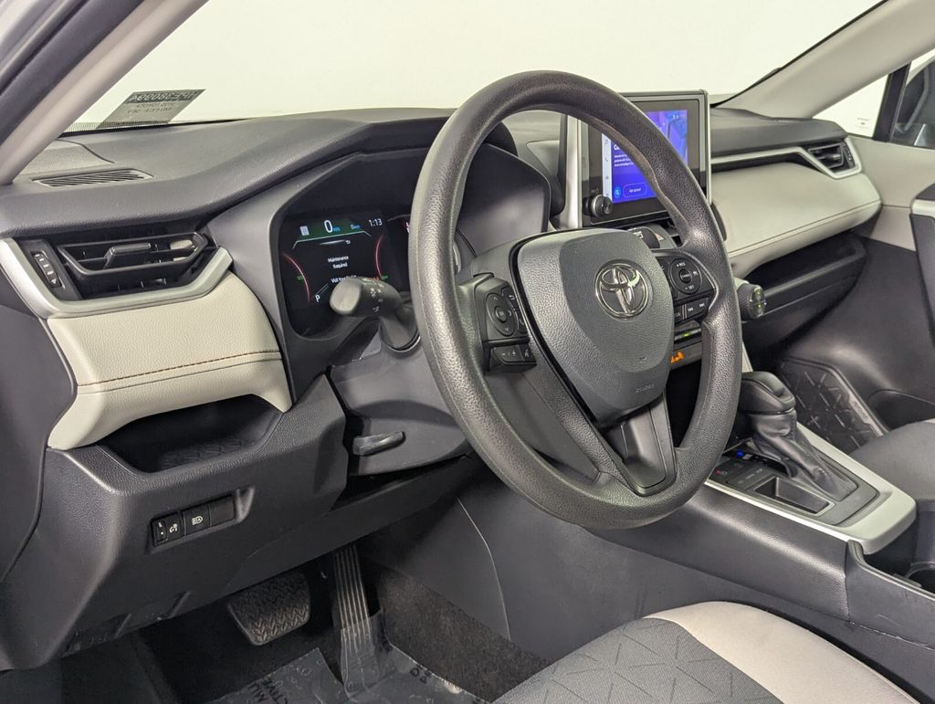 2025 Toyota RAV4 XLE - Photo 13