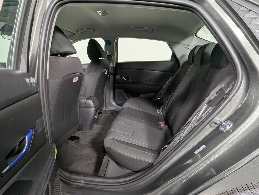 2025 Hyundai Elantra SE - Photo 28