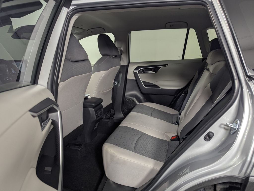 2025 Toyota RAV4 XLE - Photo 25