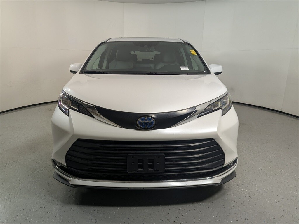 2023 Toyota Sienna XLE photo 2