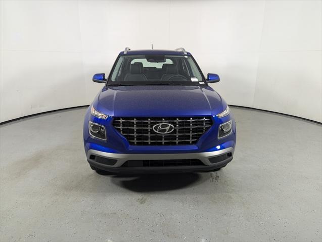 2025 Hyundai Venue Limited photo 2