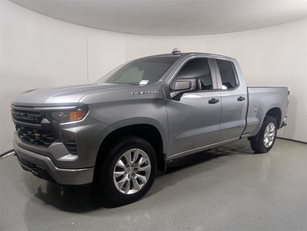 2023 Chevrolet Silverado 1500 Custom photo 2