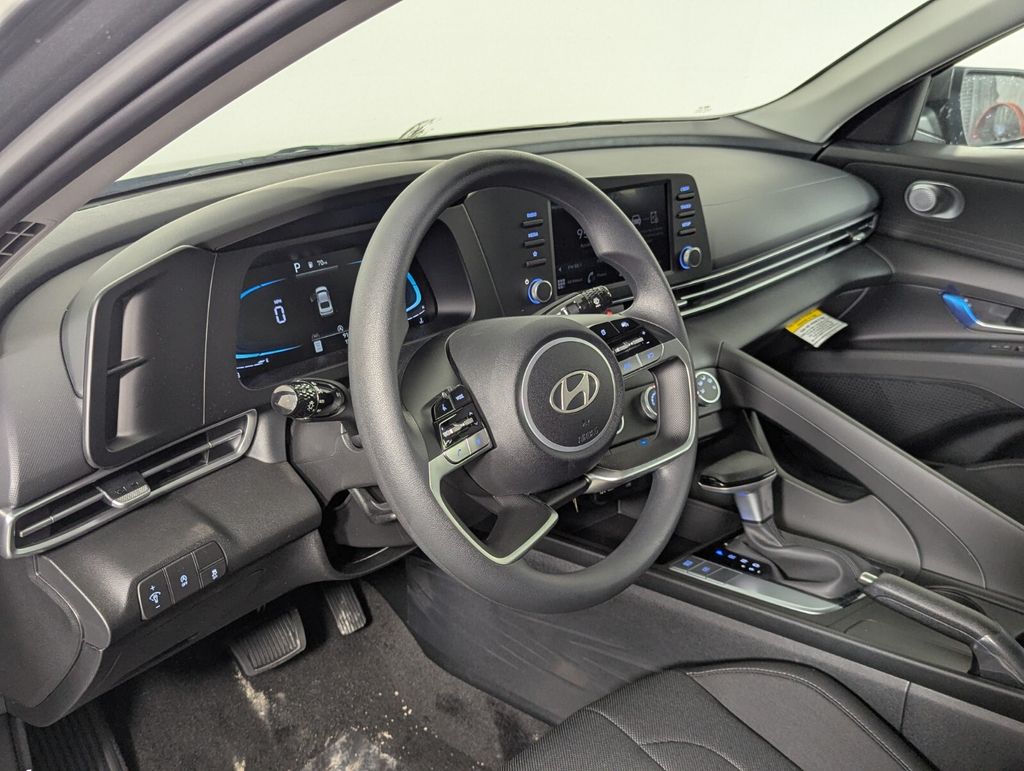 2025 Hyundai Elantra SE - Photo 13
