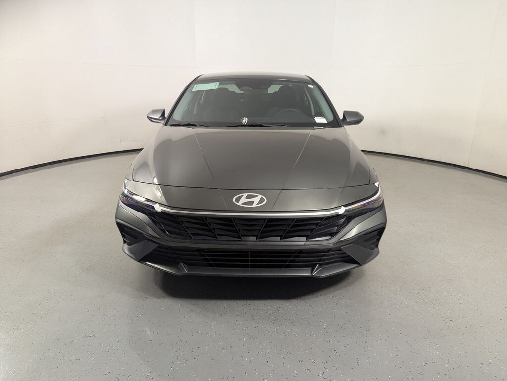 Used 2025 Hyundai Elantra SE Sedan