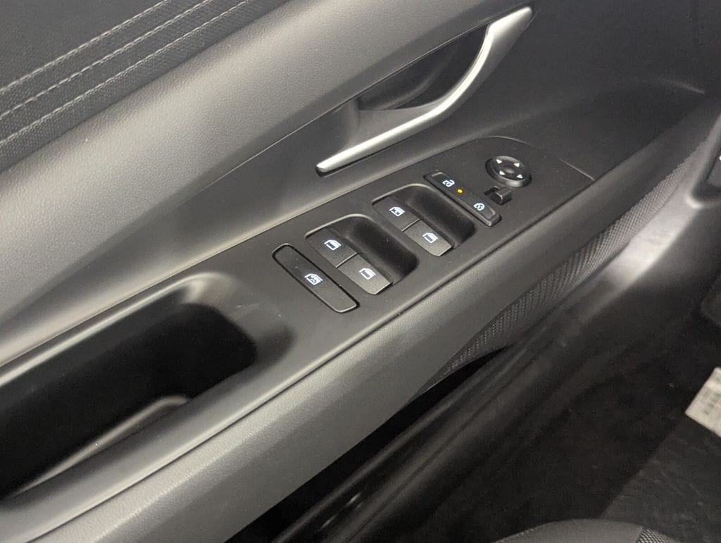 2025 Hyundai Elantra SE - Photo 18