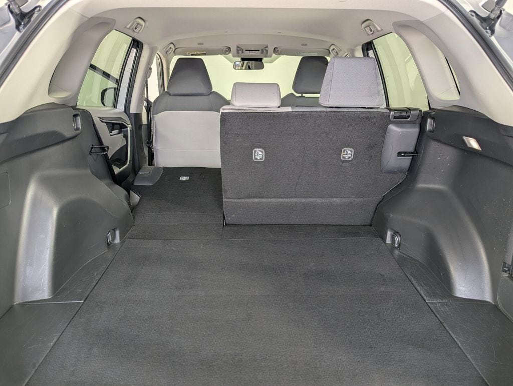 2025 Toyota RAV4 XLE - Photo 27