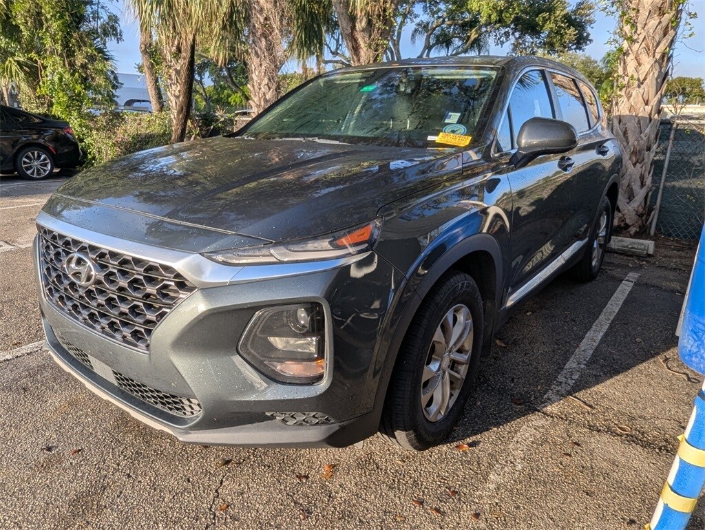 2020 Hyundai Santa Fe SE photo 3