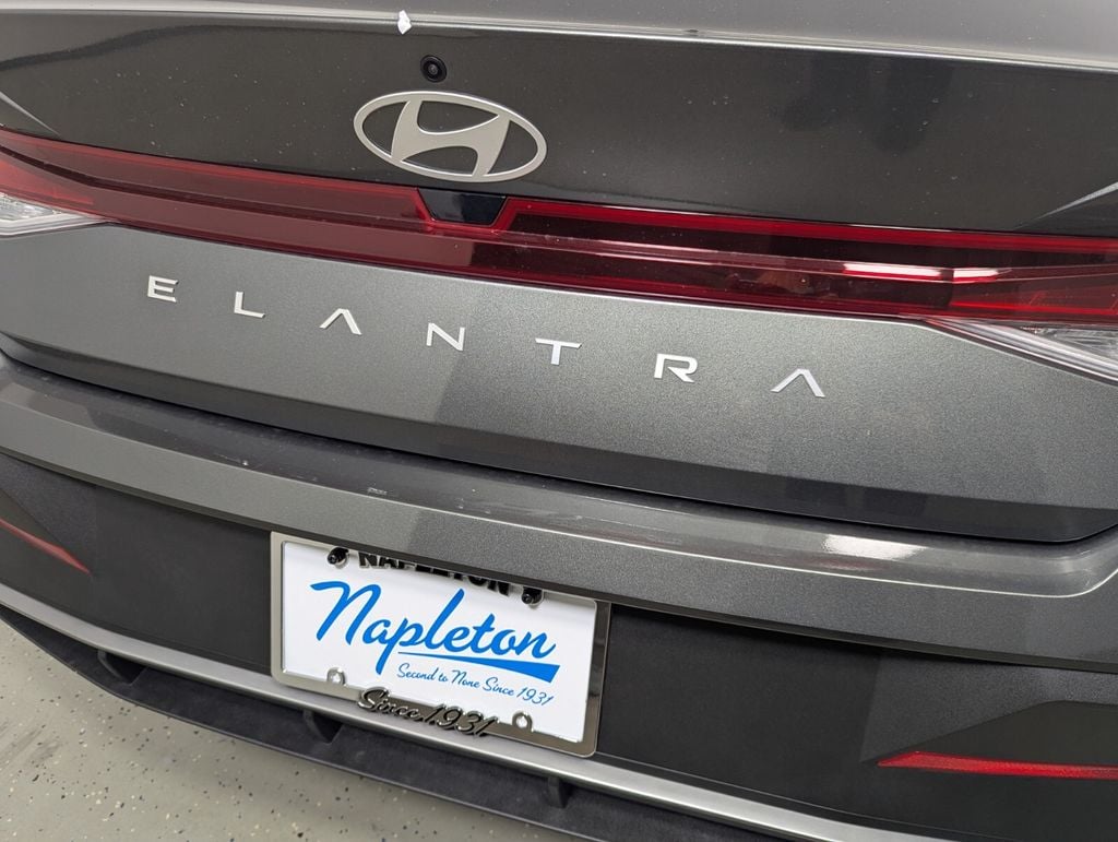 2025 Hyundai Elantra SE - Photo 9