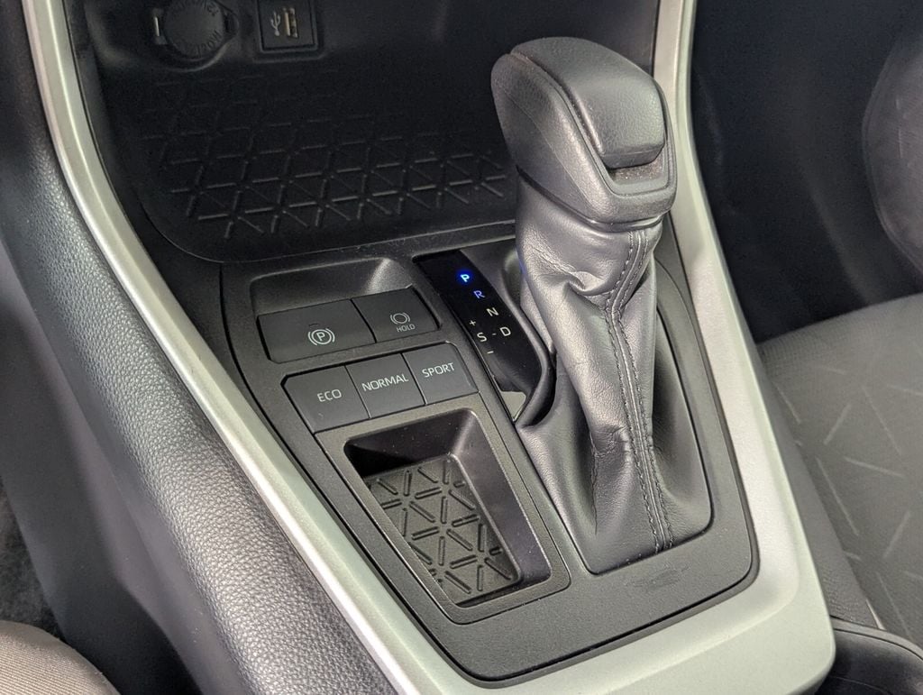 2025 Toyota RAV4 XLE - Photo 23