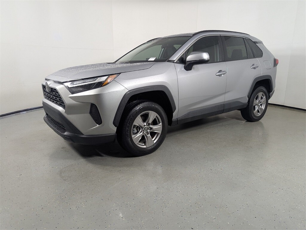 2022 Toyota RAV4 XLE photo 3
