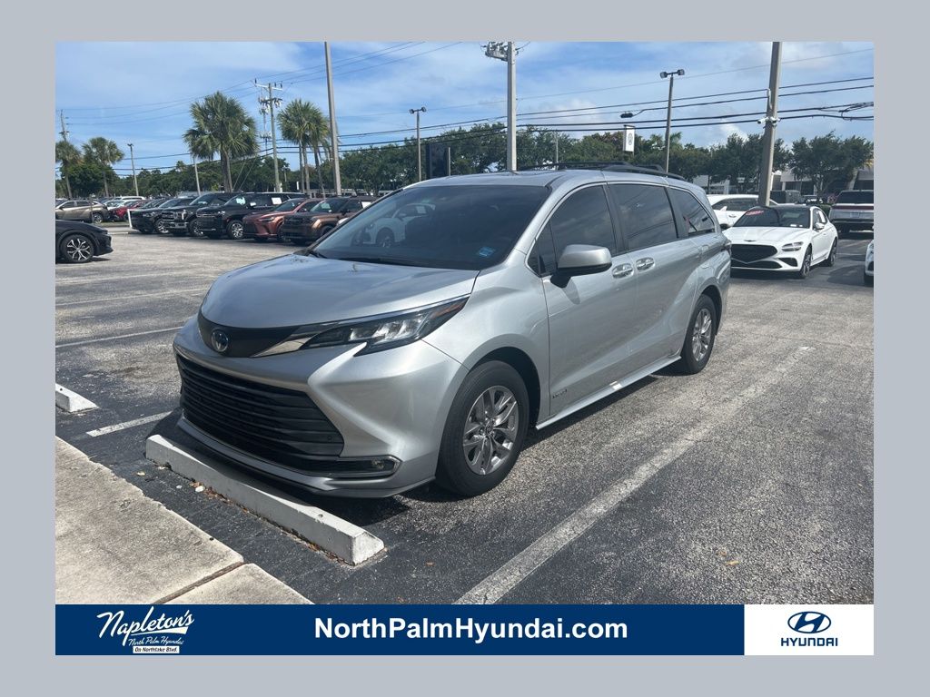 2021 Toyota Sienna XLE 7-Passenger Hybrid FWD's photo